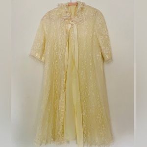 SOLD. 1950s/1960s Vintage Odette Barsa Lace Robe Housecoat